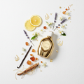 Lattafa Tharwah Gold — Notas de fragancia: bergamota, jazmín, lavanda, vainilla y ámbar sobre fondo blanco